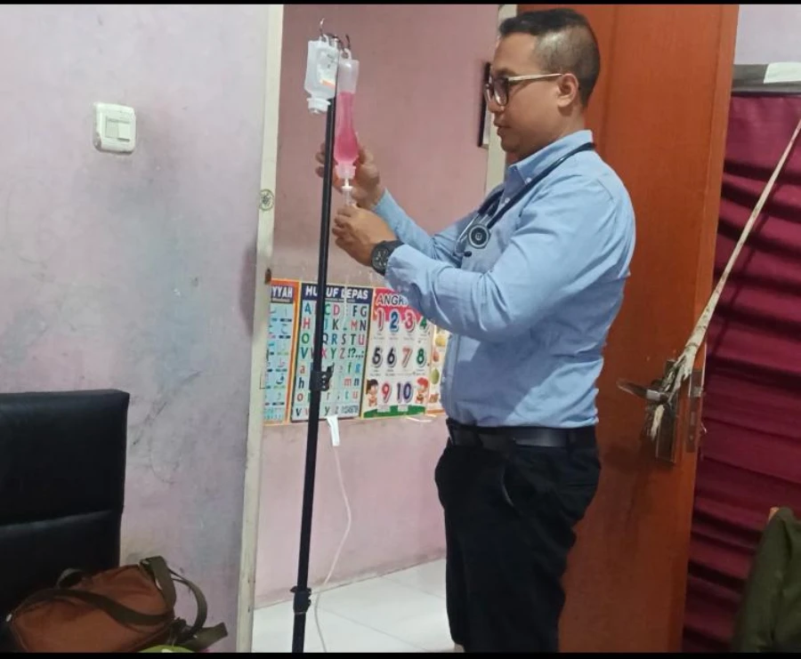 Perawat home visit infus vitamin di rumah pasien Makasar Jakarta Timur