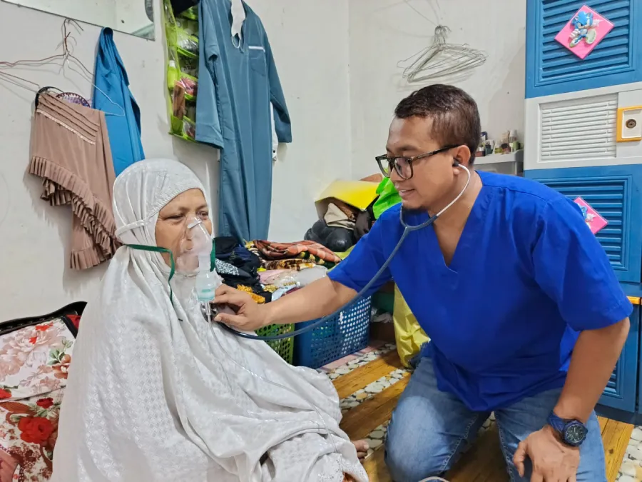 perawat mendampingi terapi nebulizer home care di rumah pasien Makasar Jakarta Timur