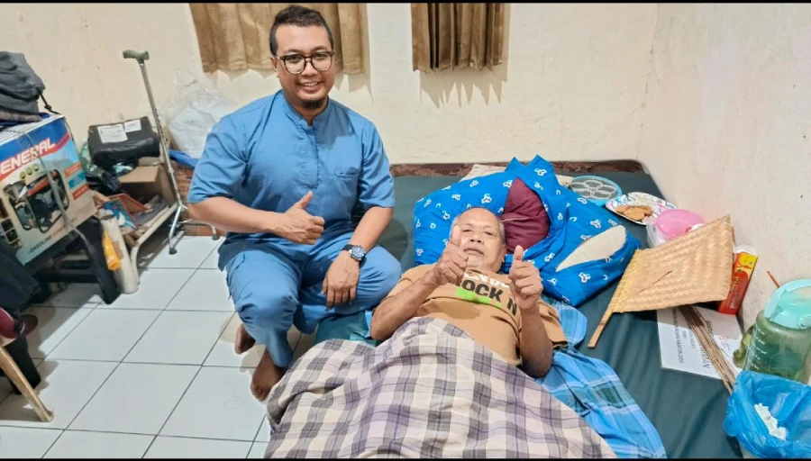 perawat mendampingi rehabilitasi medis home care pasien di Makasar Jakarta Timur