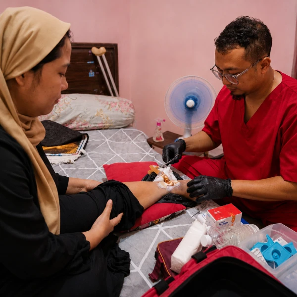 Perawatan luka diabetes home care di Jakarta Timur oleh perawat Syifa Medika